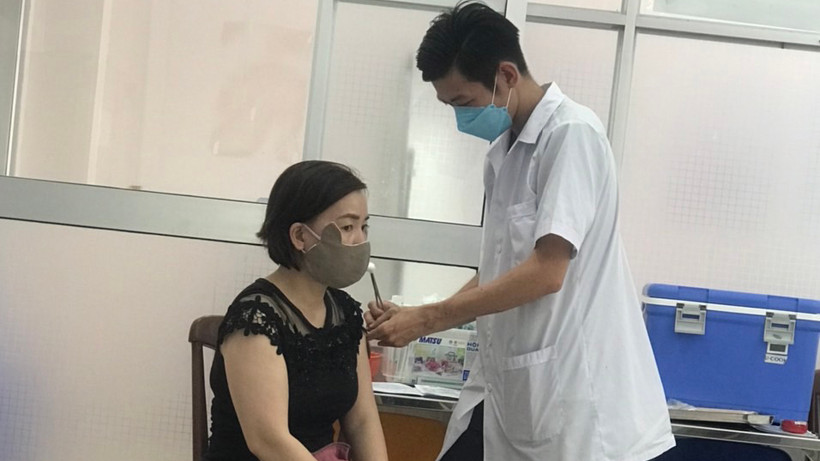Tiêm vaccine ngừa Covid-19 cho người dân tại CDC Cần Thơ.