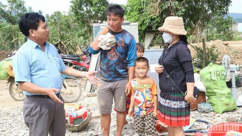 Đồng chí Y Khoan Niê Kđăm, Ủy viên Ban Thường vụ Huyện ủy, Trưởng Ban Dân vận, Chủ tịch Ủy ban Mặt trận Tổ quốc huyện M’Đrắk tuyên truyền, vận động người dân ở thôn 11, xã Cư San di dời nhà cửa và vật dụng trong gia đình lên khu tái định cư, bàn giao mặt bằng cho dự án.