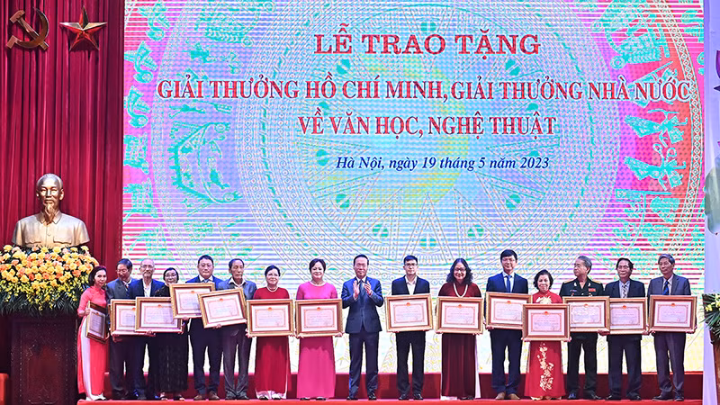 Chủ tịch nước Võ Văn Thưởng trao tặng Giải thưởng Hồ Chí Minh cho các tác giả, đại diện gia đình các tác giả. (Ảnh: Đăng Khoa)