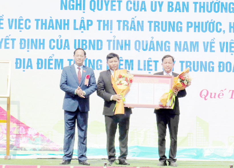 Phó Chủ tịch Quốc hội Trần Quang Phương trao Nghị quyết thành lập thị trấn Trung Phước cho đại diện lãnh đạo địa phương.
