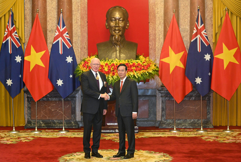 Chủ tịch nước Võ Văn Thưởng và Toàn quyền Australia David Hurley tại lễ đón. (Ảnh: DUY LINH)