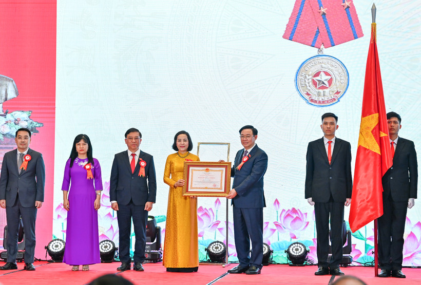 Chủ tịch Quốc hội Vương Đình Huệ trao Huân chương Lao động hạng Nhì cho Ban Công tác đại biểu.