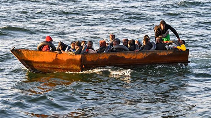 Thuyền chở người di cư ở ngoài khơi thành phố Sfax, miền nam Tunisia ngày 4/10/2022. (Ảnh: AFP/TTXVN)