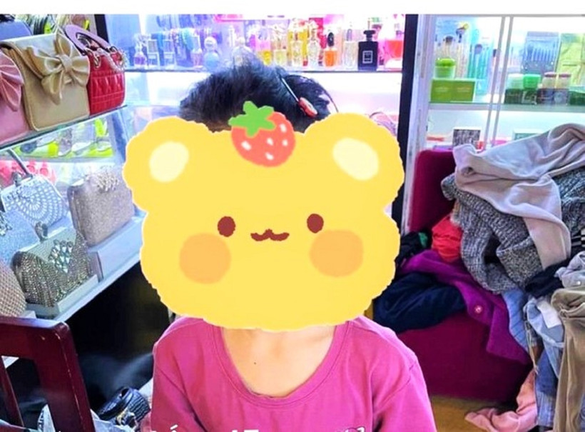 Bà N.T.T. đã đăng hình bé gái lên mạng xã hội nhưng không che mặt khiến dư luận bức xúc.