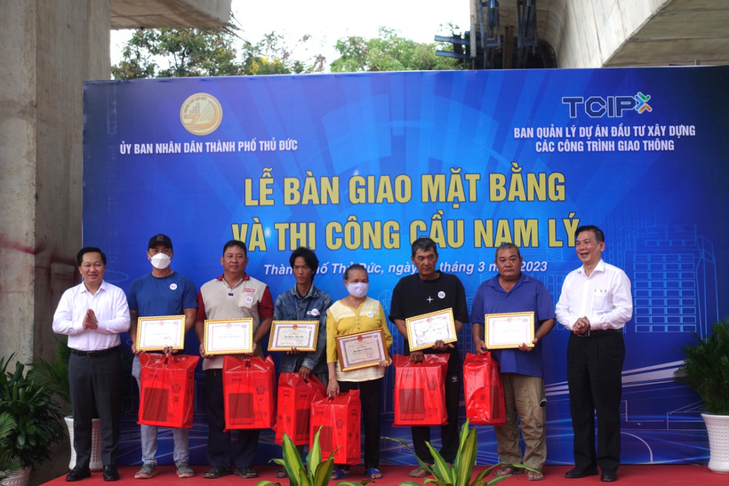Địa phương và chủ đầu tư tại Lễ bàn giao mặt bằng để tiếp tục thi công cầu Nam Lý.