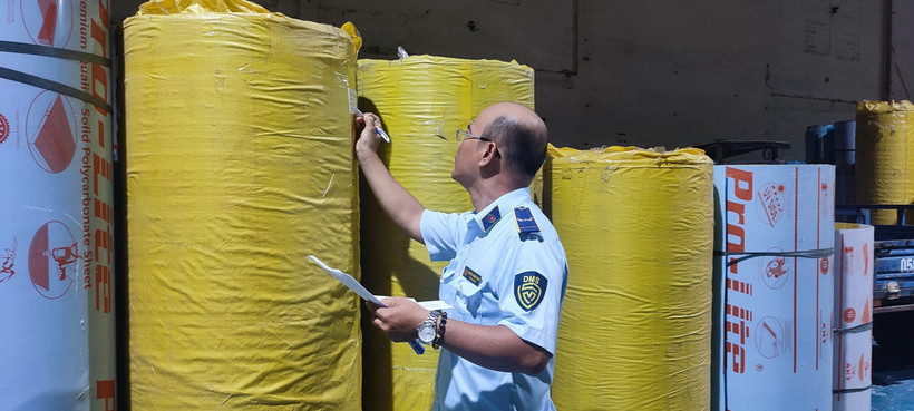 Lực lượng chức năng kiểm tra lô hàng tấm lợp lấy sáng tại nhà kho. (Ảnh: Quản lý thị trường Thành phố Hồ Chí Minh cung cấp).