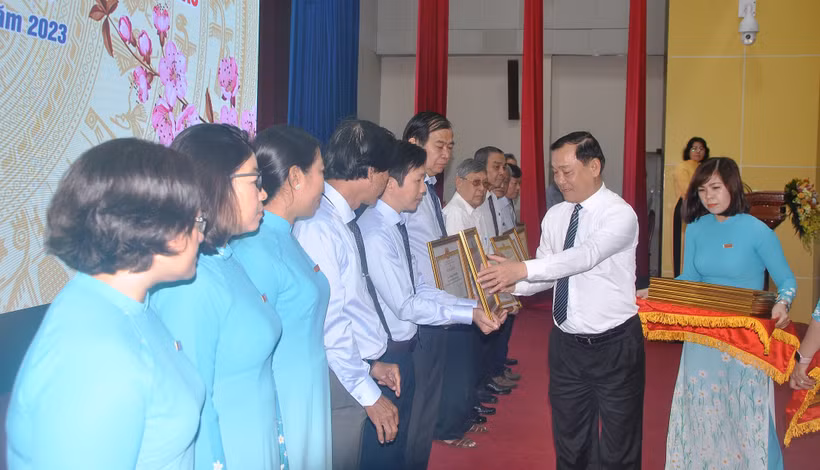 Đồng chí Nguyễn Văn Vĩnh, Phó Bí thư Tỉnh ủy, Chủ tịch Ủy ban nhân dân tỉnh Tiền Giang trao Bằng khen cho các cá nhân.