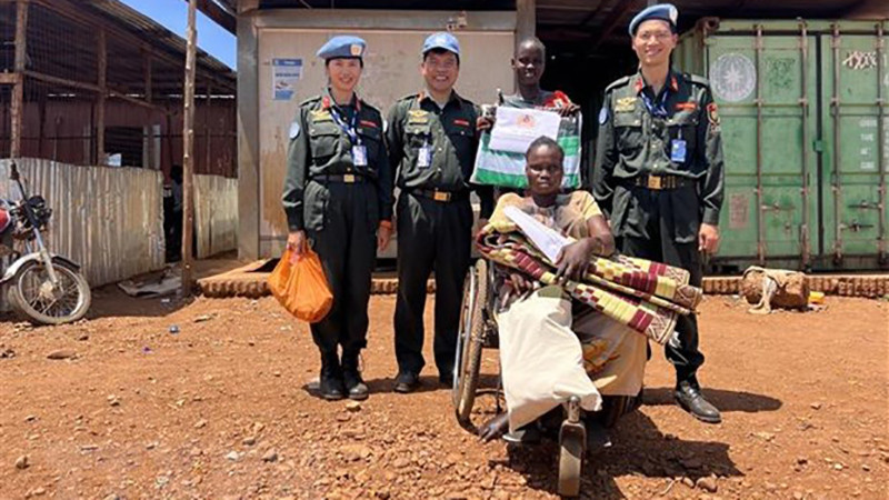 Tổ công tác Bộ Công an Việt Nam tham gia gìn giữ hòa bình Liên hợp quốc tặng quà cho phụ nữ khuyết tật trong trại lánh nạn ở Juba, Nam Sudan. (Ảnh: TTXVN)