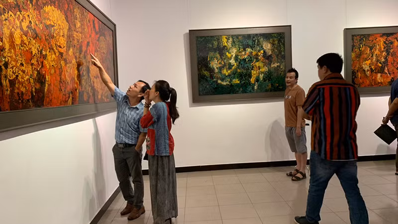 Tại triển lãm “Gọi mùa”, các tác phẩm được thể hiện bằng ngôn ngữ hiện đại, phác họa những lát cắt, những khoảnh khắc đặc biệt, riêng có của từng mùa trong năm.