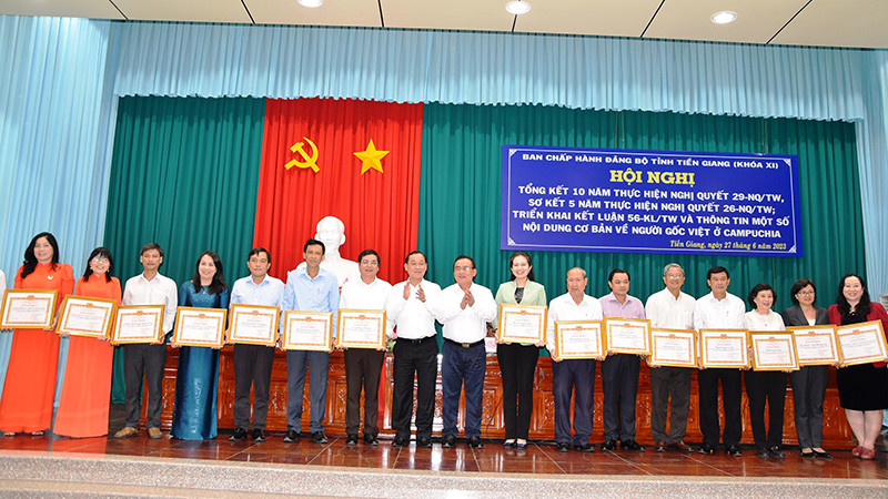 Tặng Bằng khen của Ban Chấp hành Đảng bộ tỉnh Tiền Giang khóa XI cho các tập thể có thành tích nổi bật.