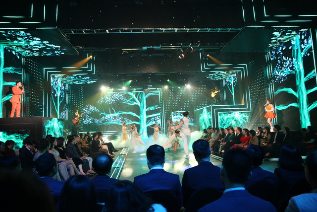 Chương trình mang đến nhiều tiết mục nghệ thuật được dàn dựng công phu.