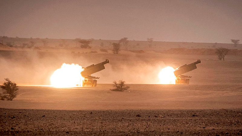 Hệ thống tên lửa pháo binh cơ động cao (HIMARS) của Mỹ khai hỏa trong một cuộc tập trận. (Ảnh: AFP/TTXVN)