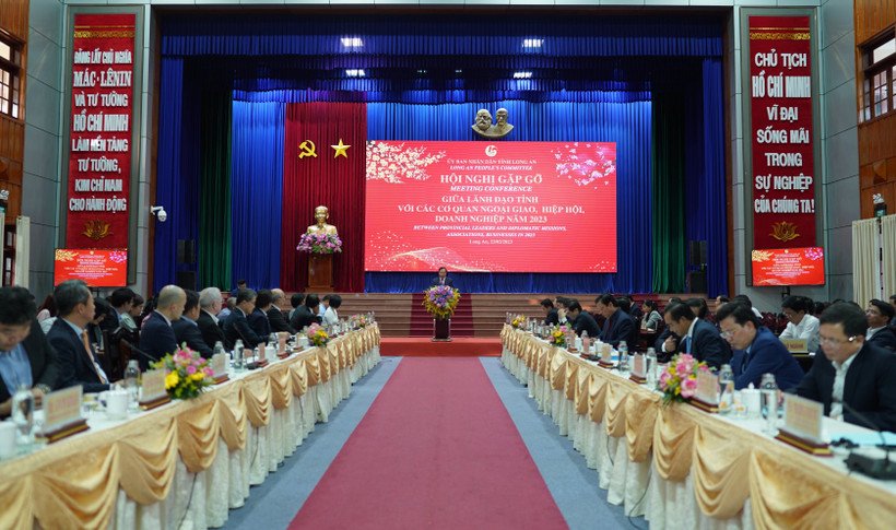 Quang cảnh Hội nghị gặp gỡ giữa lãnh đạo tỉnh với các cơ quan ngoại giao, hiệp hội, doanh nghiệp năm 2023.