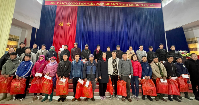 Trao tặng quà Tết tại xã Lùng Phình (huyện Bắc Hà, tỉnh Lào Cai).