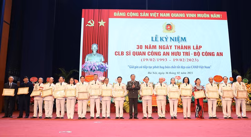 Bộ trưởng Công an Tô Lâm trao Bằng khen Bộ Công an tặng các tập thể, cá nhân xuất sắc tại Lễ kỷ niệm 30 năm Ngày thành lập Câu lạc bộ sĩ quan Công an hưu trí Bộ Công an.