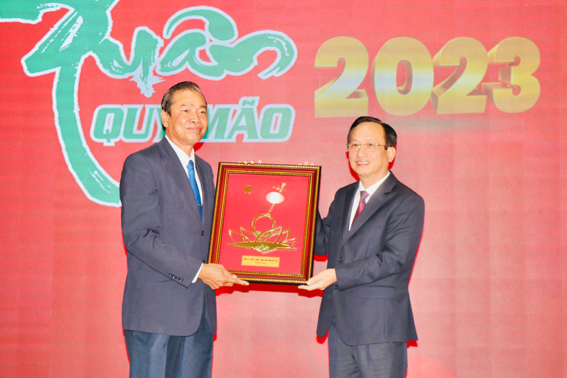 Chủ tịch UBND tỉnh Bạc Liêu tặng quà lãnh đạo tỉnh bạn của Vương quốc Campuchia.