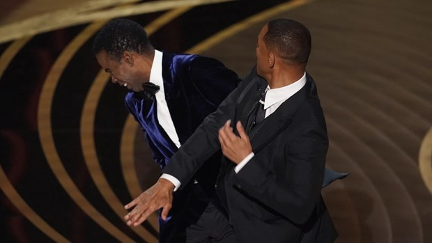 Will Smith tát Chris Rock trong buổi trao giải Oscar 2022. (Nguồn: AFP)