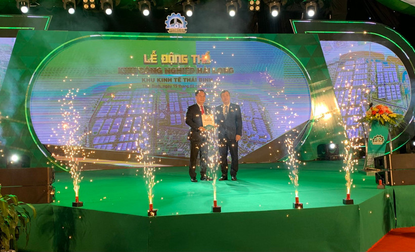 Lãnh đạo tỉnh Thái Bình trao quyết định chủ trương đầu tư dự án cho lãnh đạo doanh nghiệp.