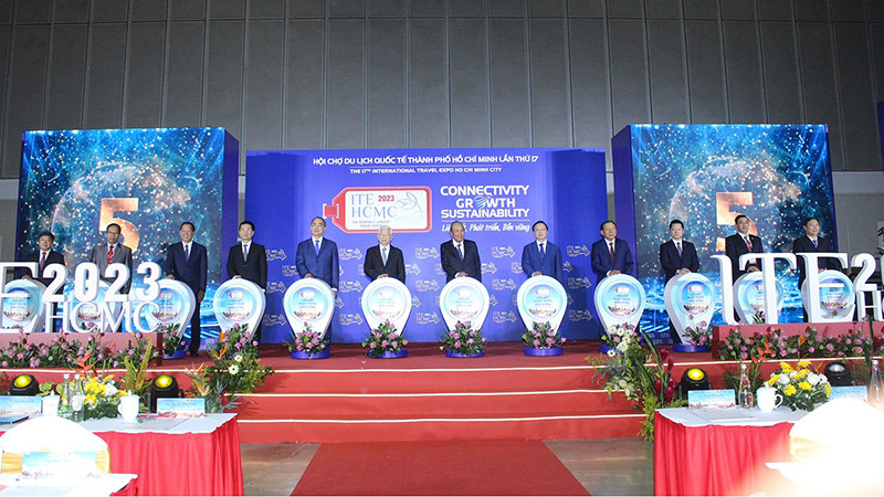 Các đại biểu thực hiện nghi thức khai mạc Khai mạc ITE HCMC 2023. (Ảnh: HPA)
