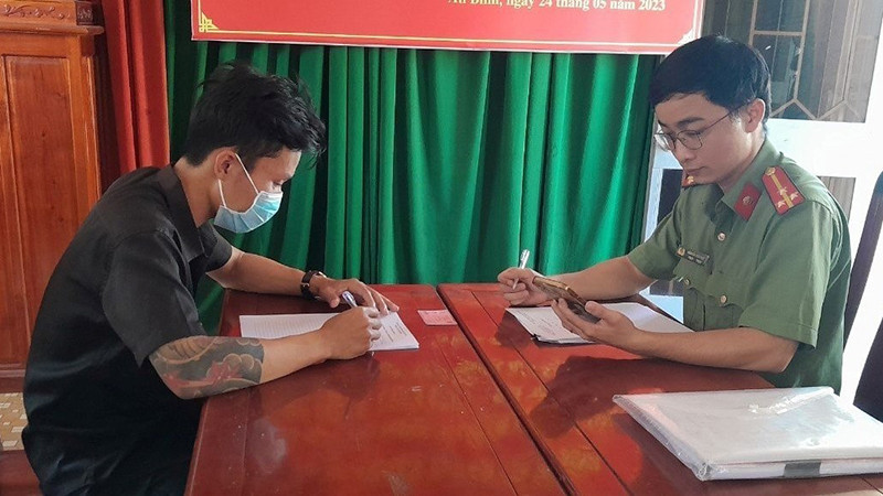 Ông N.T.B.D. làm việc với cơ quan chức năng.