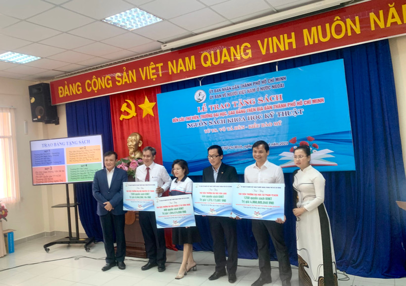 Bà Lê Thị Mỹ Châu (bìa phải), vợ Tiến sĩ Võ Tá Hân, trao sách cho các đơn vị.