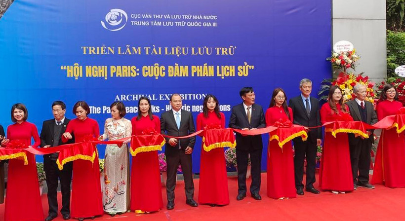 Các đại biểu cắt băng khai mạc Triển lãm.
