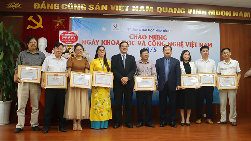 Trường Đại học Hòa Bình trao thưởng cho các tập thể, cá nhân có thành tích nghiên cứu xuất sắc.