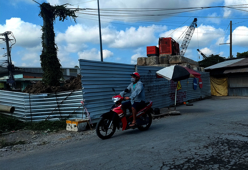Hàng rào tại công trường đã được rào chắn thêm, không cho xảy ra việc mua bán ngay khu vực thi công tuyến tránh Quốc lộ 30 tại phường Mỹ Phú. (Ảnh: HỮU NGHĨA)