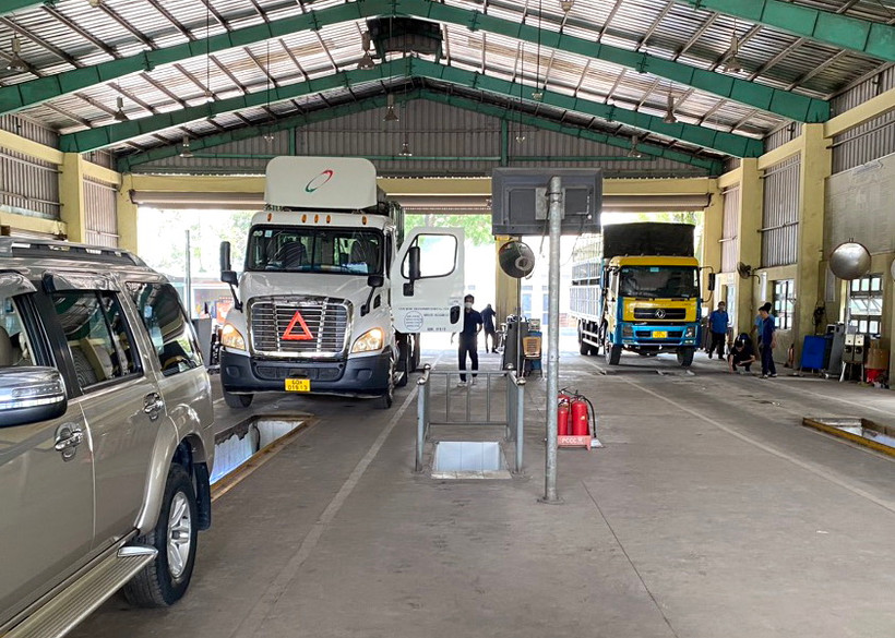 Các phương tiện vào đăng kiểm tại Trung tâm Đăng kiểm xe cơ giới 60-05D.
