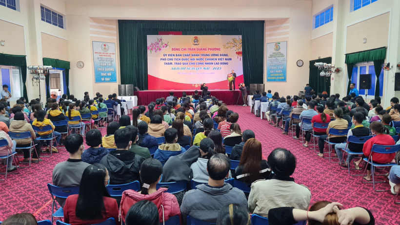 Phó Chủ tịch Quốc hội Trần Quang Phương trò chuyện, động viên công nhân lao động nghèo tại Đà Nẵng.