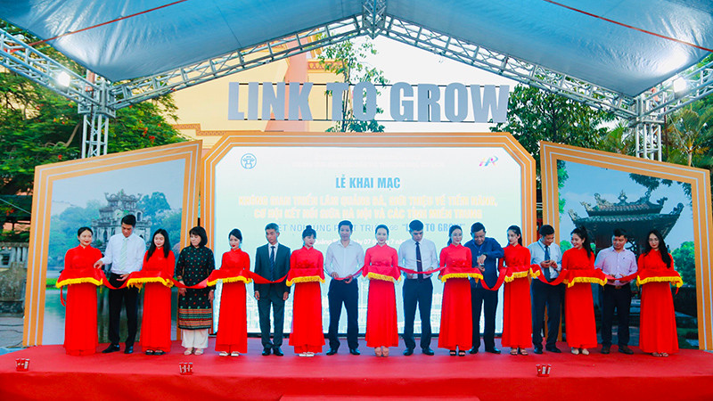 Lễ cắt băng khai mạc hội nghị “Xúc tiến đầu tư, thương mại, du lịch Hà Nội và các tỉnh miền Trung kết nối cùng phát triển - Link to Grow”. (Ảnh: HPA)
