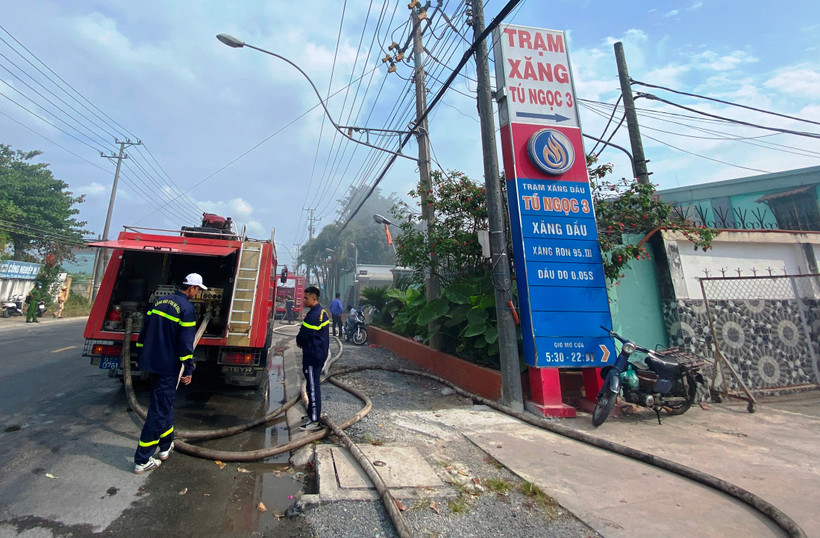 Vụ cháy nằm cạnh cây xăng.
