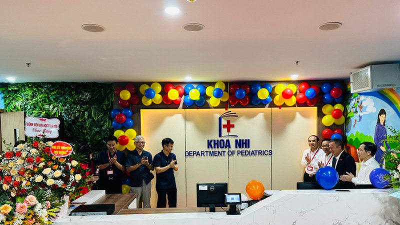 Cắt băng khánh thành Khoa Nhi của Bệnh viện Đại học Y Hà Nội.