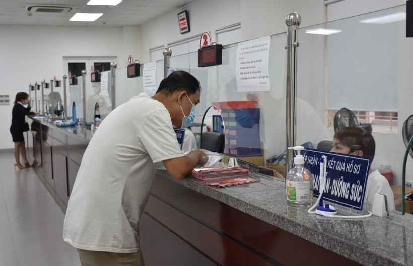 Người lao động đến Bảo hiểm Xã hội thành phố Đà Nẵng giải quyết các chế độ trợ cấp.