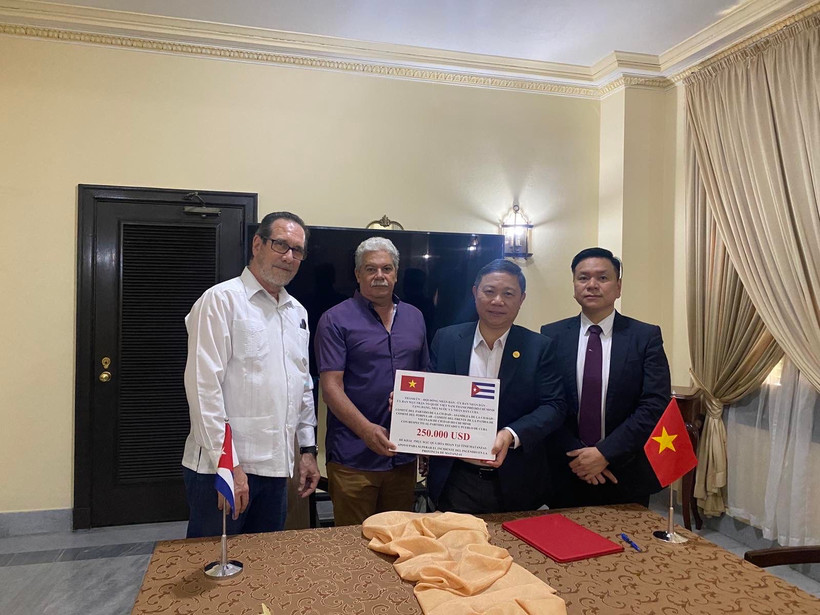 Phó Chủ tịch Ủy ban Nhân dân Thành phố Hồ Chí Minh Dương Anh Đức chuyển số tiền 250.000 USD cho đồng chí Raul Rodriguez Carricate, Vụ trưởng Vụ Hợp tác Quốc tế, Bộ Ngoại thương và Đầu tư Cuba.
