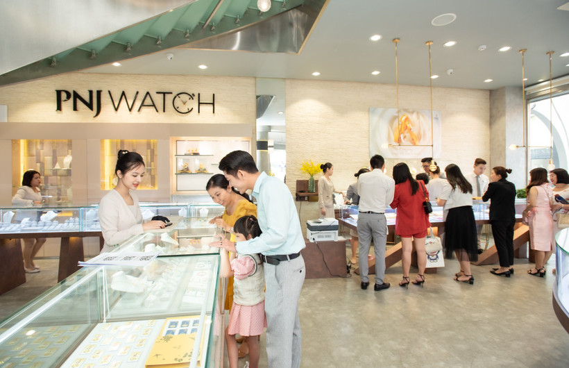 Khách hàng đến cửa hàng từ rất sớm để “hái lộc” Thần Tài.