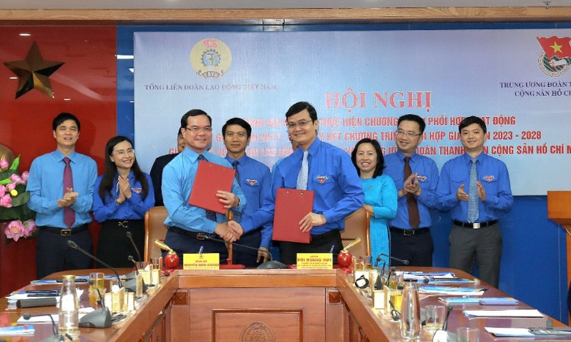 Đồng chí Nguyễn Đình Khang, Ủy viên Trung ương Đảng, Chủ tịch Tổng Liên đoàn Lao động Việt Nam và đồng chí Bùi Quang Huy, Ủy viên dự khuyết Trung ương Đảng, Bí thư thứ nhất Trung ương Đoàn (từ trái qua, hàng đầu) trao biên bản ký kết chương trình phối hợp giữa 2 bên giai đoạn 2023-2028.