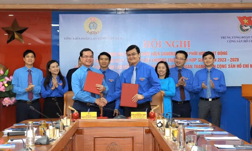 Đồng chí Nguyễn Đình Khang, Ủy viên Trung ương Đảng, Chủ tịch Tổng Liên đoàn Lao động Việt Nam và đồng chí Bùi Quang Huy, Ủy viên dự khuyết Trung ương Đảng, Bí thư thứ nhất Trung ương Đoàn (từ trái qua, hàng đầu) trao biên bản ký kết chương trình phối hợp giữa 2 bên giai đoạn 2023-2028.