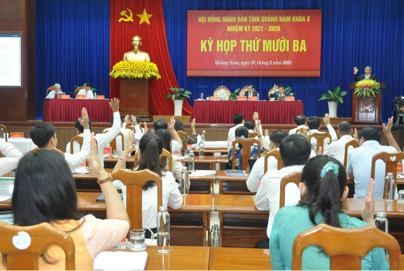 Các đại biểu Hội đồng nhân dân tỉnh biểu quyết thông qua 13 nghị quyết.