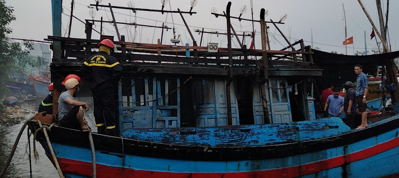 Hiện trường vụ cháy tàu BĐ-98531TS tại phường Tam Quan Bắc, thị xã Hoài Nhơn, tỉnh Bình Định.