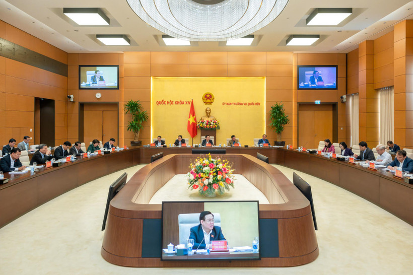 Quang cảnh cuộc họp của Đảng đoàn Quốc hội cho ý kiến về dự thảo Quy định của Bộ Chính trị về kiểm soát quyền lực, phòng chống tiêu cực, lợi ích nhóm, cục bộ trong công tác xây dựng pháp luật. (Ảnh: DUY LINH)