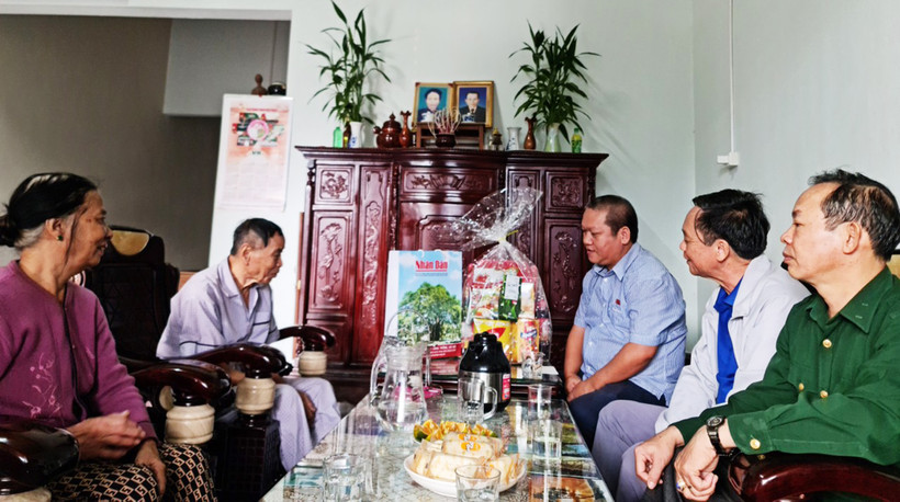 Trưởng Văn phòng đại diện Báo Nhân Dân tại Kon Tum phối hợp Sở Lao động, Thương binh và Xã hội tỉnh Kon Tum trao quà đến thương binh có hoàn cảnh khó khăn Trần Em.
