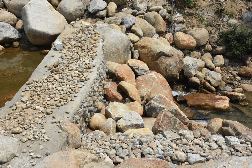 Suối Lương bị bê-tông kiên cố ngăn dòng để làm du lịch.