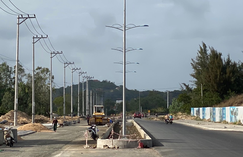 Phú Yên vừa có chủ trương đầu tư 3428 tỷ đồng hoàn thiện tuyến đường ven biển phía bắc cầu An Hải (xã An Ninh Đông, huyện Tuy An) đến Trung tâm An điều dưỡng tàu ngầm hải quân để khai thác phát triển du lịch.
