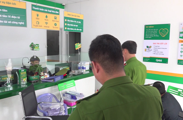 Công an kiểm tra chi nhánh của Công ty cổ phần tập đoàn tài chính F88 tại thành phố Tam Kỳ. (Ảnh: MAI TUẤN) 