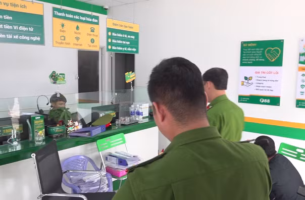 Công an kiểm tra chi nhánh của Công ty cổ phần tập đoàn tài chính F88 tại thành phố Tam Kỳ. (Ảnh: MAI TUẤN) 