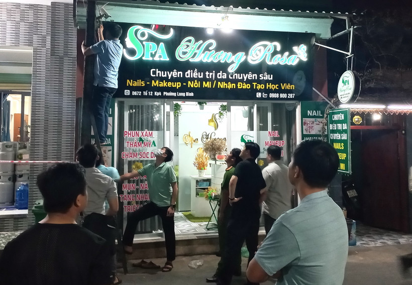 Lực lượng Công an tỉnh Đồng Nai khám nghiệm hiện trường trong tối 23/3.