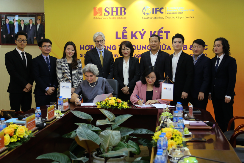 Bà Ngô Thu Hà - Tổng Giám đốc SHB và bà Natalia Bogomolova - Quản lý Kinh doanh Khối Định chế tài chính khu vực châu Á-Thái Bình Dương IFC ký kết hợp tác.