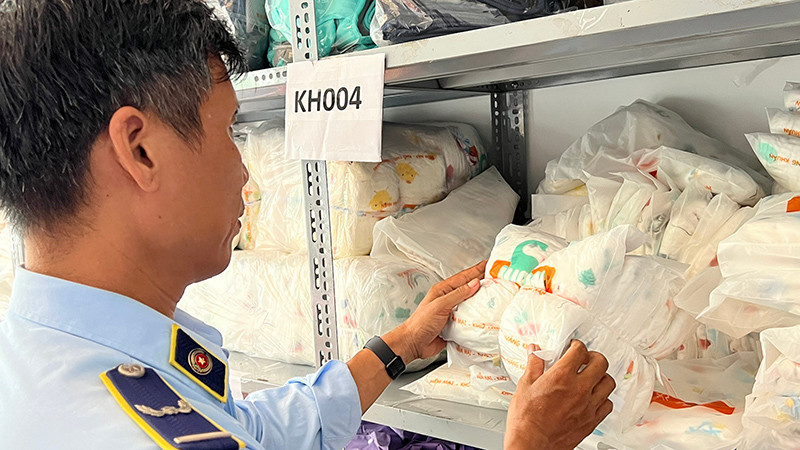 Lực lượng chức năng kiểm tra lô hàng hóa sản phẩm đồ chơi trẻ em. (Ảnh: Cục Quản lý thị trường Thành phố Hồ Chí Minh)