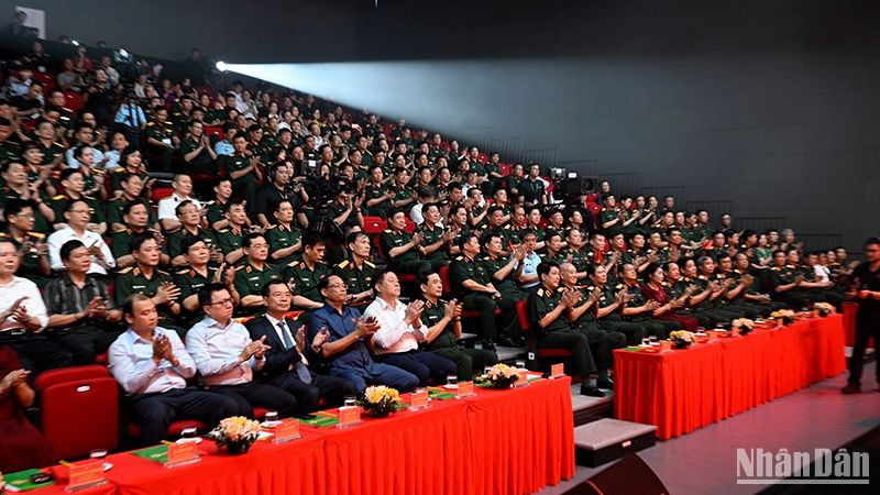 Các đại biểu dự Chương trình Gala “Vượt sóng vươn xa”.